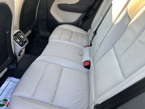 Certified 2022 Volvo XC40 T5 Momentum w/ Premium Package image 5