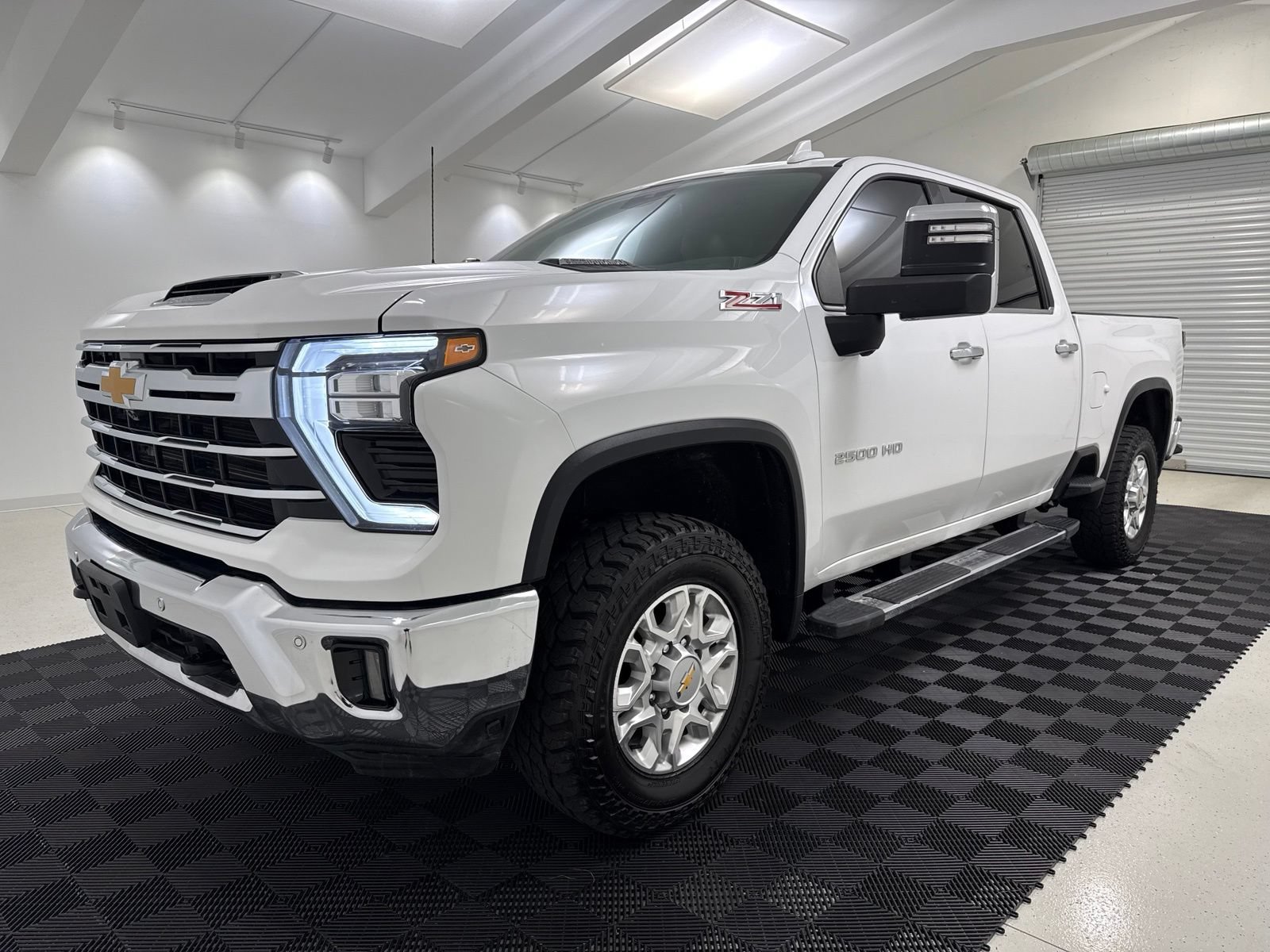 Used 2024 Chevrolet Silverado 2500 LTZ w/ LTZ Convenience Package AWD/4WD image 3