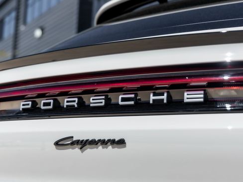 Certified 2025 Porsche Cayenne E-Hybrid Coupe image 15