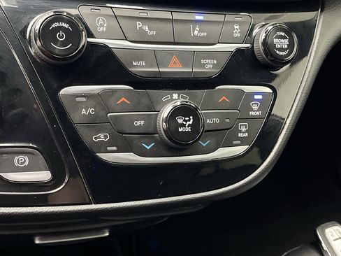 Used 2025 Chrysler Pacifica Select image 21