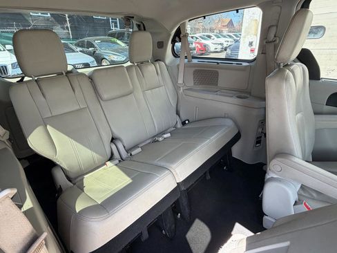 Used 2014 Chrysler Town & Country Touring-L w/ Driver Convenience Group image 24
