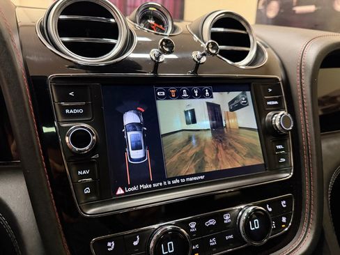 Used 2017 Bentley Bentayga AWD/4WD image 42