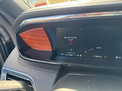 Used 2018 Lincoln Navigator L Reserve w/ Technology Package image 12