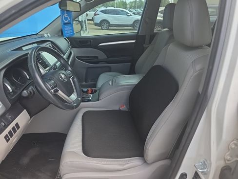 Used 2017 Toyota Highlander Plus FWD image 8