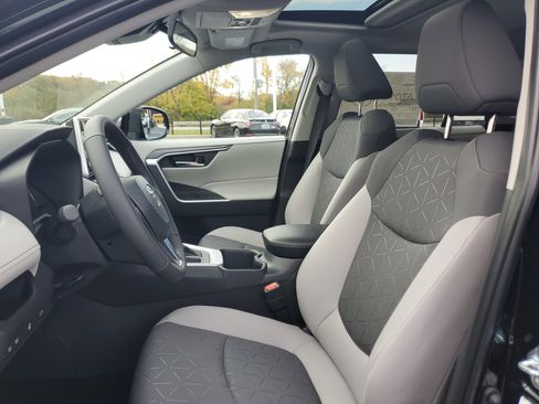 Used 2025 Toyota RAV4 XLE image 18