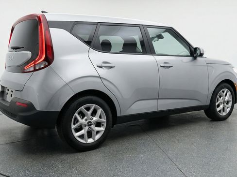 Used 2025 Kia Soul LX w/ LX Technology Package FWD image 9