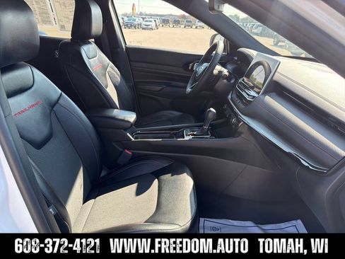 Used 2025 Jeep Compass Trailhawk AWD/4WD image 32