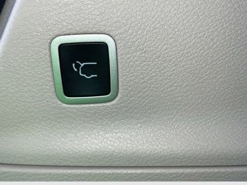 Used 2023 Chrysler Pacifica Touring-L image 8