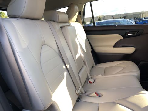 Used 2022 Toyota Highlander XLE image 32