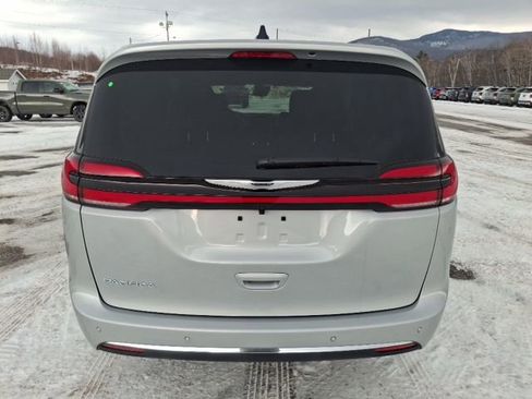 New 2026 Chrysler Pacifica Select image 4
