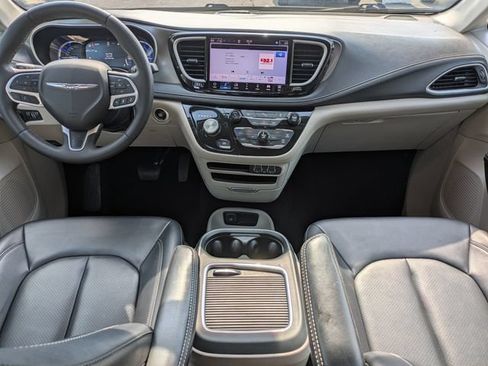 Used 2024 Chrysler Pacifica Limited FWD image 17