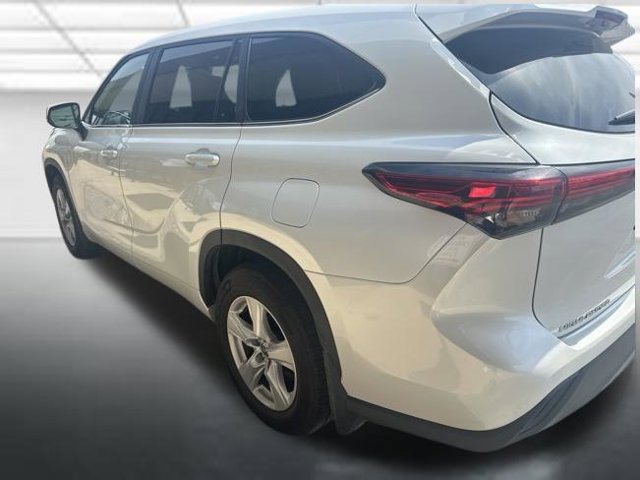 Used 2023 Toyota Highlander LE AWD/4WD image 4
