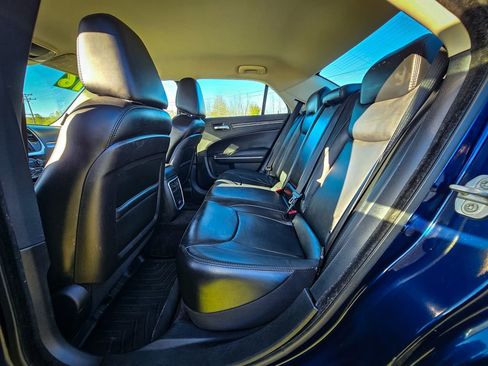 Used 2016 Chrysler 300 Limited image 30
