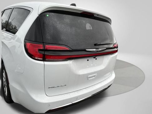 New 2026 Chrysler Pacifica Select image 16