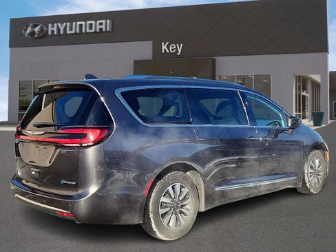 Used 2021 Chrysler Pacifica Limited w/ Uconnect Theater Family Group image 4