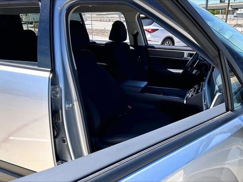 Certified 2024 Hyundai Santa Fe SE image 9