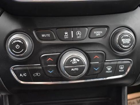 Used 2022 Jeep Cherokee Limited AWD/4WD image 34