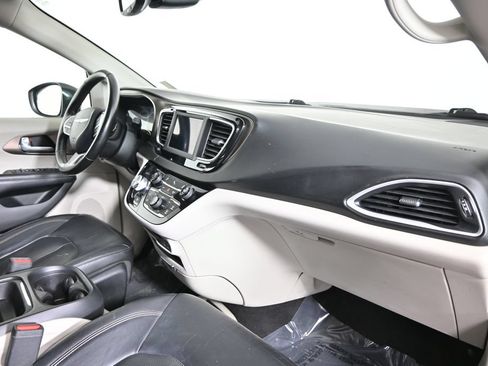 Used 2019 Chrysler Pacifica Touring-L FWD image 14