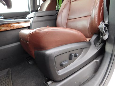 Used 2019 Chevrolet Suburban Premier w/ Premier Plus Edition AWD/4WD image 23