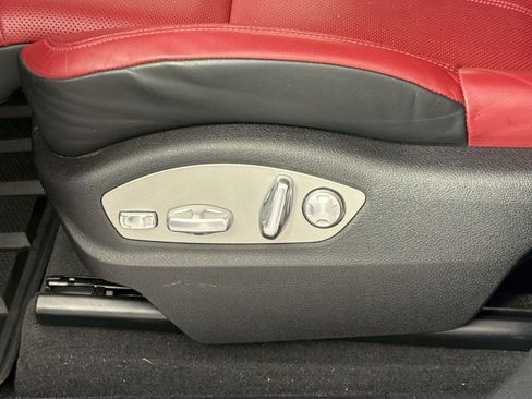 Certified 2025 Porsche Macan AWD/4WD image 16
