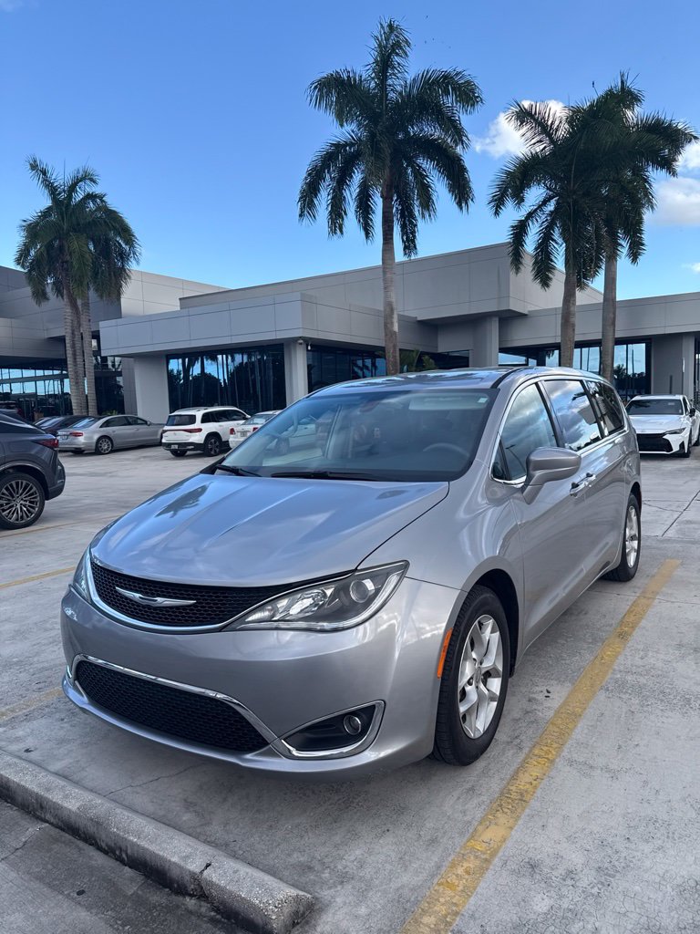 Used 2018 Chrysler Pacifica Touring Plus w/ Tire & Wheel Group FWD image 6