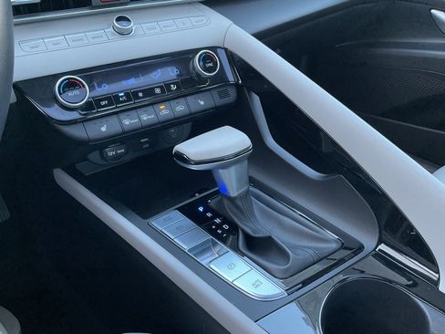 Used 2025 Hyundai Elantra Limited image 35