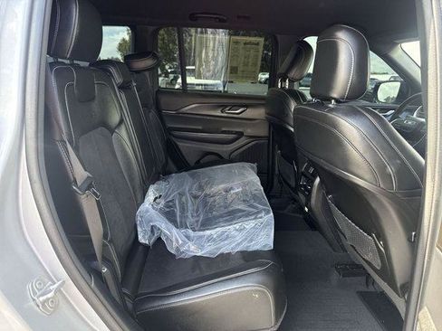 Used 2023 Jeep Grand Cherokee Altitude RWD image 12