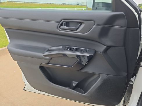 Used 2025 Nissan Pathfinder SV FWD image 28