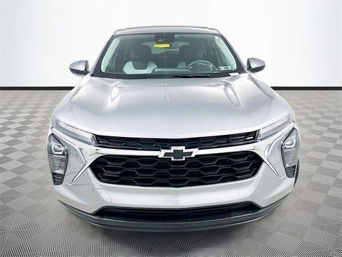 Used 2024 Chevrolet Trax LS w/ LS Convenience Package image 2