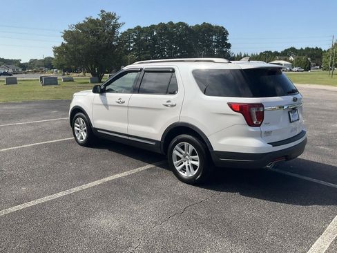 Used 2018 Ford Explorer XLT AWD/4WD image 10