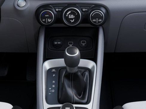 Certified 2025 Hyundai Venue SEL FWD image 18