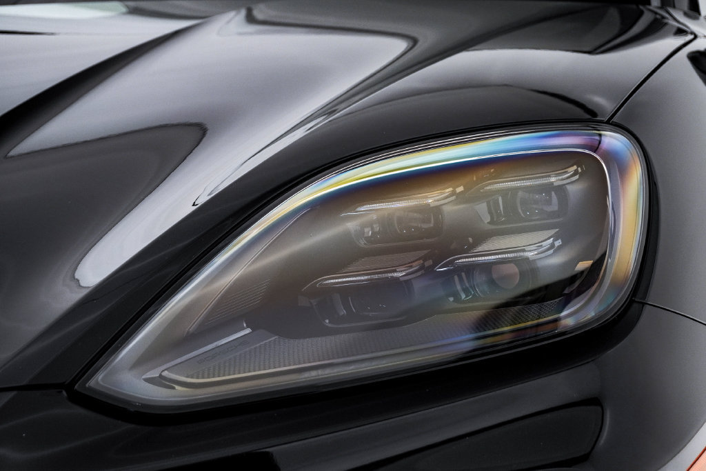 Certified 2025 Porsche Cayenne Turbo AWD/4WD image 7
