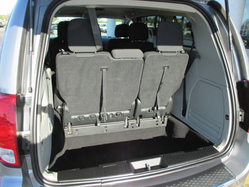 Used 2018 Dodge Grand Caravan SE w/ UConnect Hands-Free Group FWD image 9