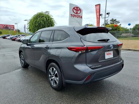 Used 2023 Toyota Highlander XLE AWD/4WD image 7