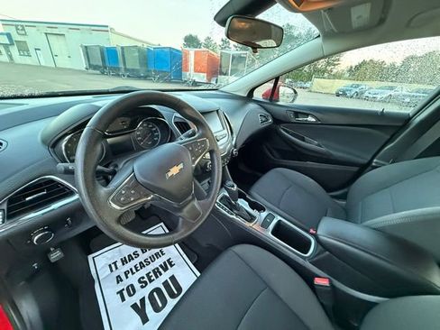 Used 2017 Chevrolet Cruze LT FWD image 10
