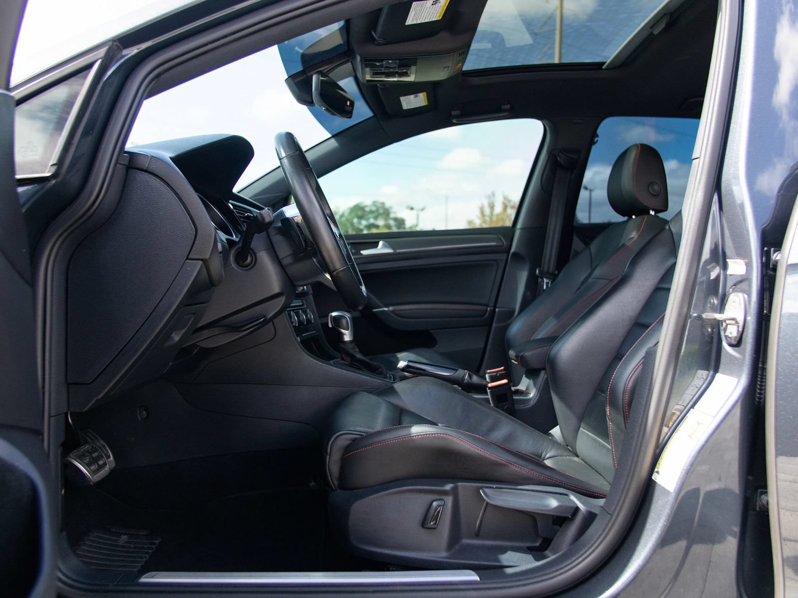 Used 2020 Volkswagen GTI SE FWD image 17