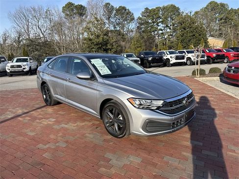 Used 2022 Volkswagen Jetta SE image 38