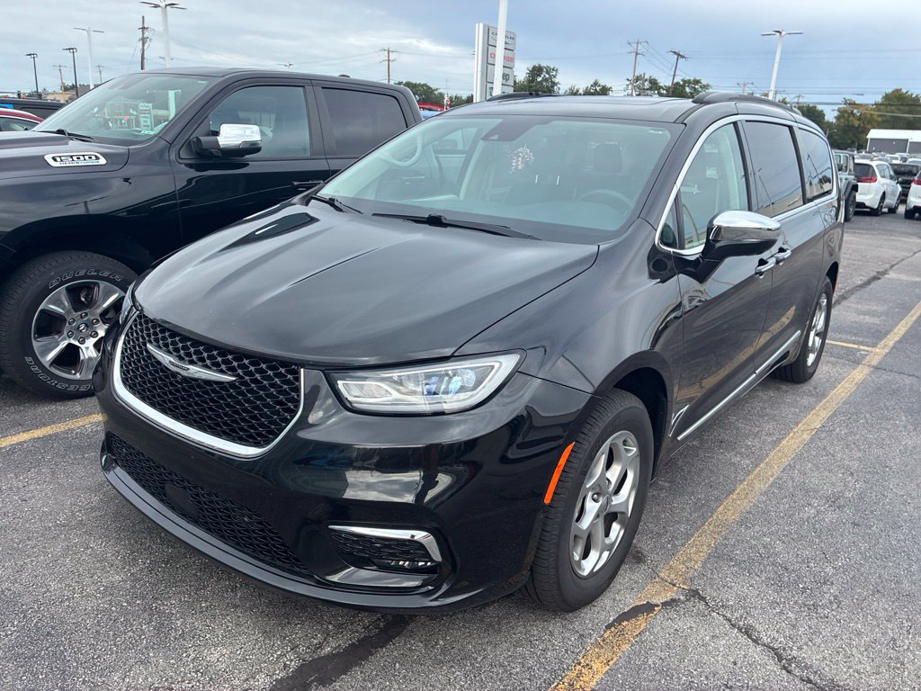 Used 2022 Chrysler Pacifica Limited AWD/4WD image 3