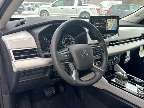 New 2025 Mitsubishi Outlander SE image 16