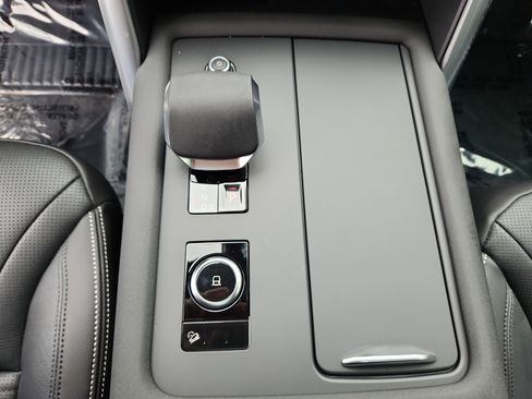 Used 2025 Land Rover Discovery S image 16