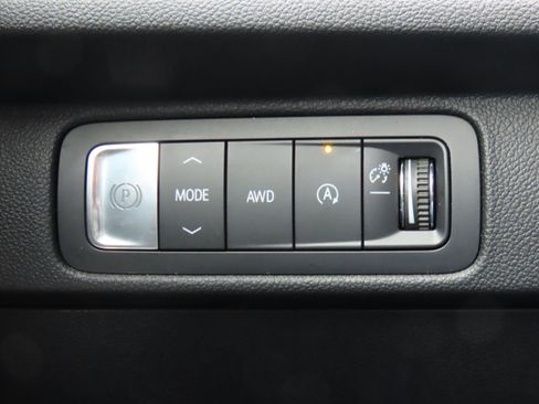 Used 2025 Chevrolet Traverse LT image 38