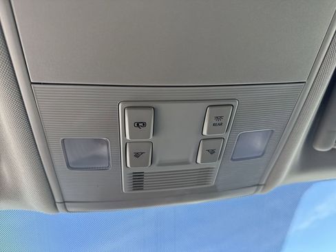 Used 2022 Volkswagen Taos SE image 33