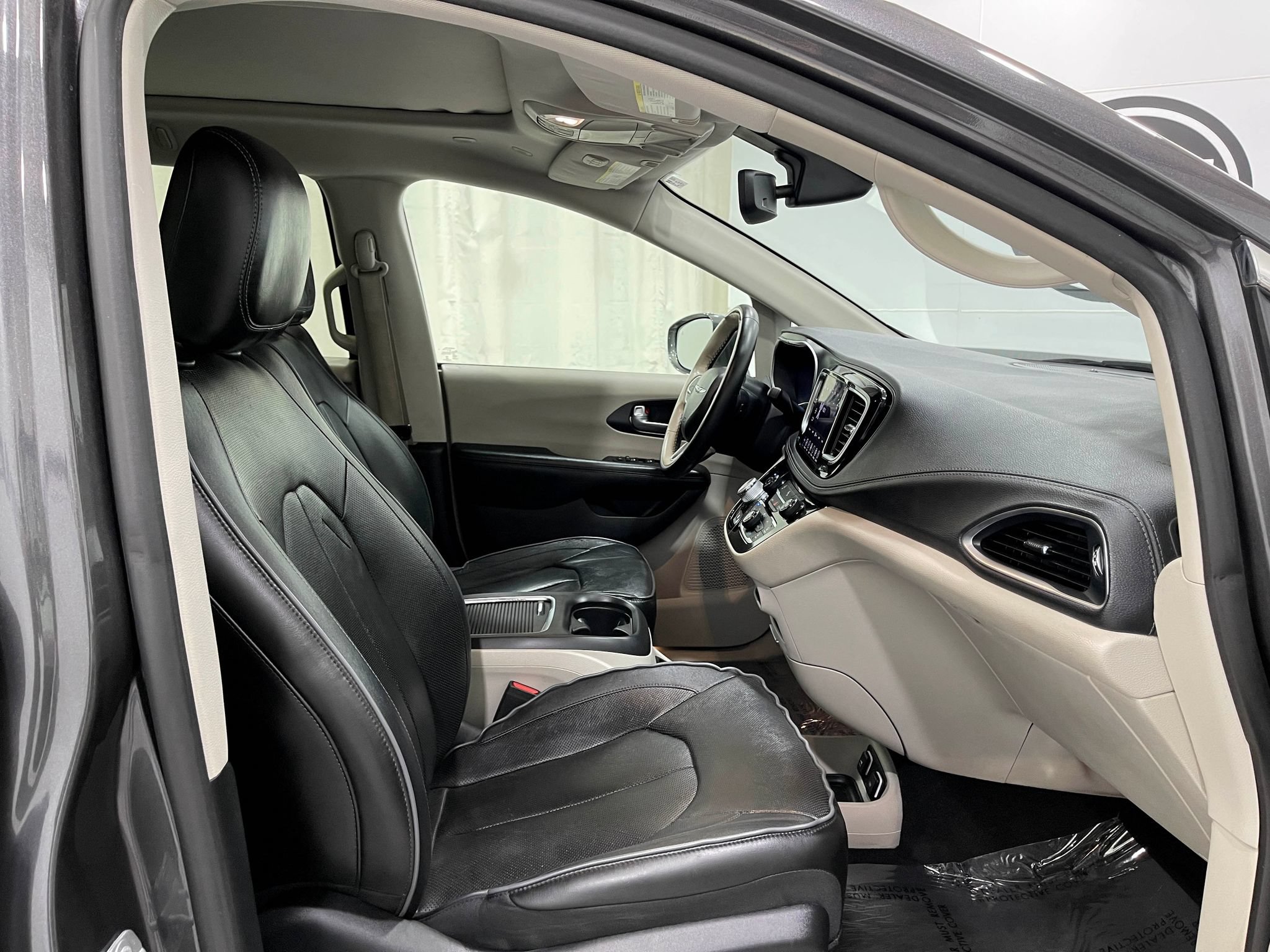 Used 2020 Chrysler Pacifica Limited FWD image 33