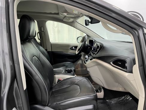 Used 2020 Chrysler Pacifica Limited FWD image 33