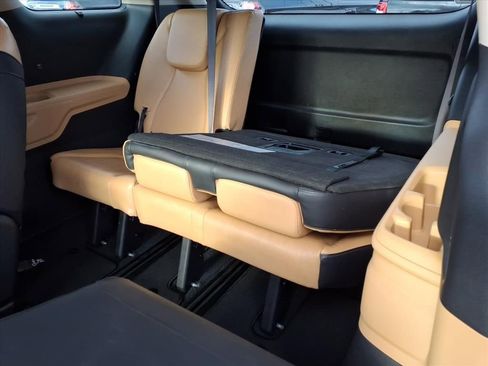 Used 2024 Kia Carnival EX image 13