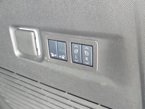Used 2025 GMC Yukon XL AT4 Ultimate AWD/4WD image 13
