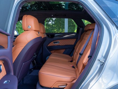 Used 2023 Bentley Bentayga AWD/4WD image 24