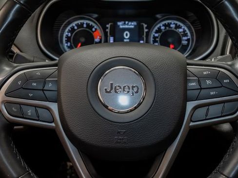 Used 2019 Jeep Cherokee Latitude Plus FWD image 12