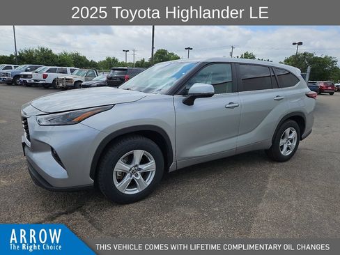 Used 2025 Toyota Highlander LE FWD image 5