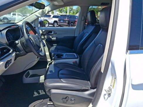 Used 2024 Chrysler Pacifica Touring-L FWD image 14